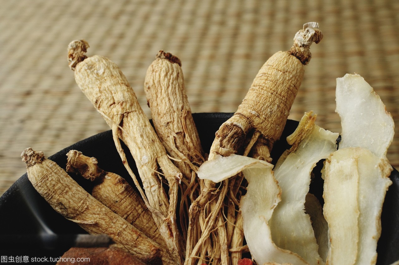 碗里装满中草药,特写