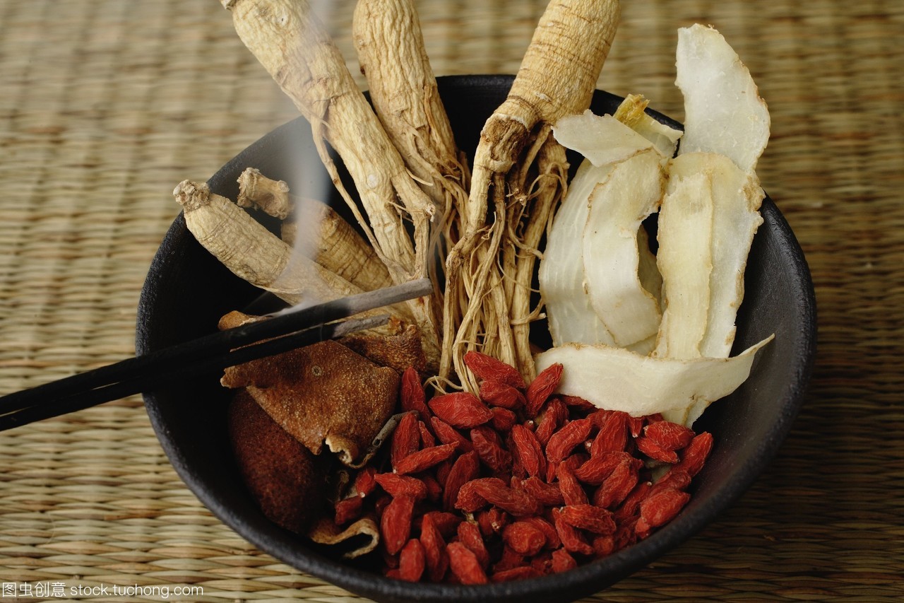 碗里装满了中草药