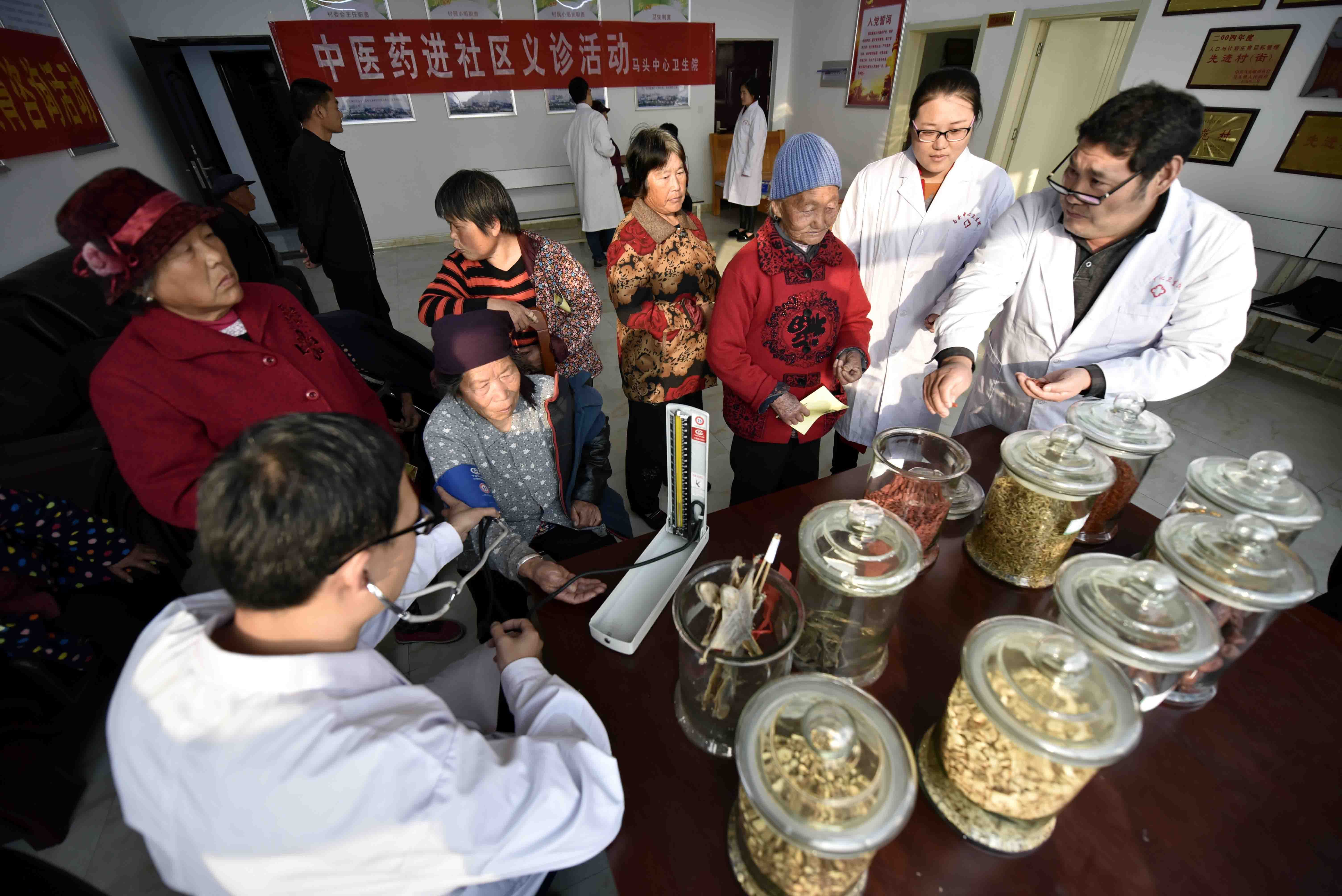山东郯城 中医药义诊惠及农村社区